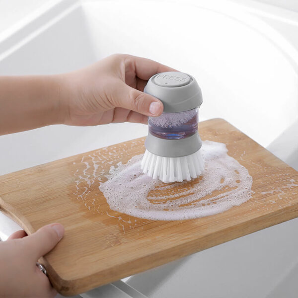 מברשת כלים עם מיכל ולחצן להוצאת סבון