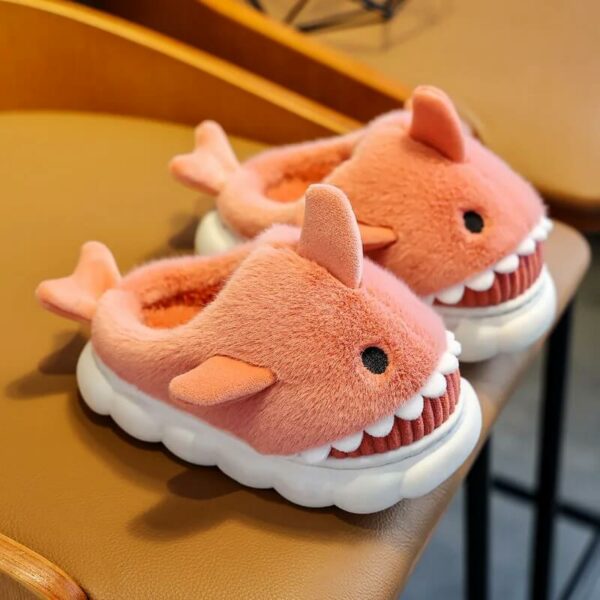 נעלי בית לילדים מחממות במיוחד בדמויות כריש