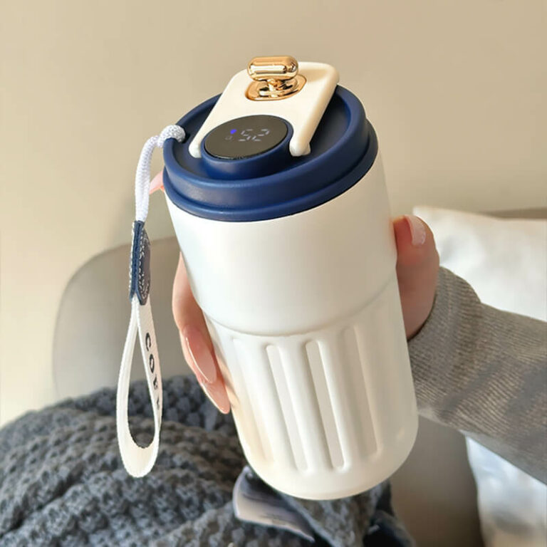 כוס תרמית לשמירה על חום וקור ומסך לתצוגת טמפרטורת המשקה