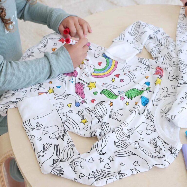 סט פיג'מה קצרה ו-12 טושים דו צדדים מיוחדים לצביעה על בדים – ColorWear